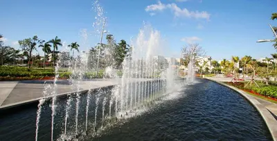 a fountain in the middle of a pool of water at Peaceful Casita near Hollywood Beach & essentials in Hollywood
