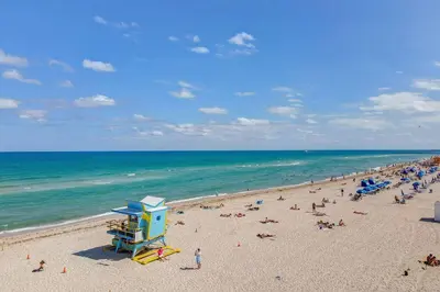 a beach with a bunch of people and the ocean at Easy Ocean Dr Beach, 2 Queenbeds in Miami Beach