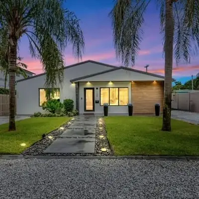 Lovely 2BR 2BA Modern Flat with Vibrant Backyard