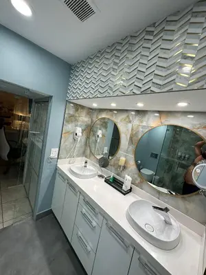 a bathroom with two sinks and a mirror at R&R Hostal in Miami