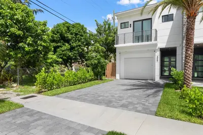 a driveway in front of a white house at Beautiful Property in Fort Laurderdale in Fort Lauderdale