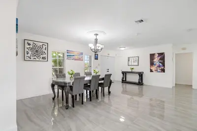 a dining room with a table and chairs at Emerald Hills Haven in Hollywood