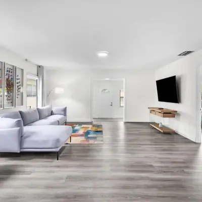 Contemporary 4 Bedroom Oasis - Private Large Patio