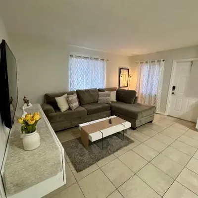 Apartment in Hollywood close to beach & shops 101
