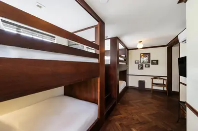 a room with bunk beds in a hostel at Jefferson Hotel in Miami