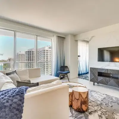 Walk to Beach and Dining! Luxe Fort Lauderdale Condo
