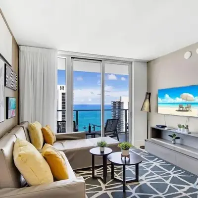 Luxury 2BR Pools & Free Parking