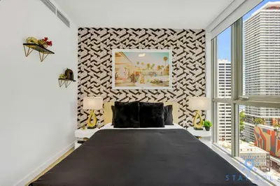 a bedroom with a large bed and a wall at Beautiful Apartment with gym and amazing Pool in Miami