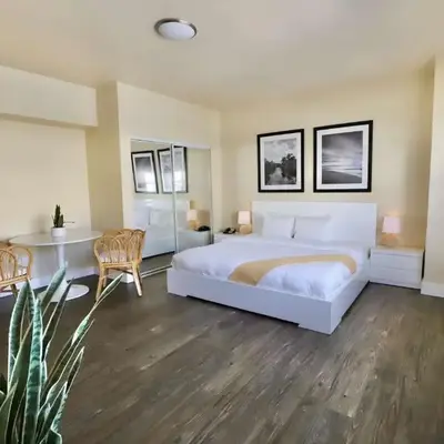Art Deco Suite Steps from Beach in South of Fifth