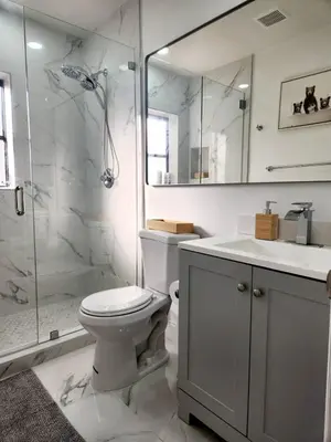 a bathroom with a toilet and a shower and a sink at 2-bed Lakeridge Fllfree Parking 6 Min To Beach in Fort Lauderdale