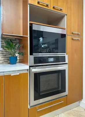 a kitchen with two ovens and a microwave at Relaxing Retreat 2BR Oasis with Pool and Outdoor BBQ in Pembroke Pines