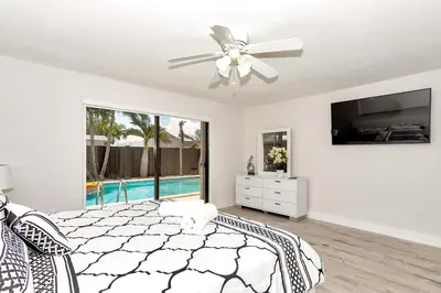a bedroom with a bed and a ceiling fan at Tropical house Miami in Cutler Bay