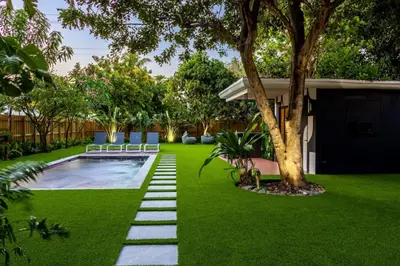a yard with a swimming pool and a tree at Casa Fillmore - Hollywood Oasis in Hollywood