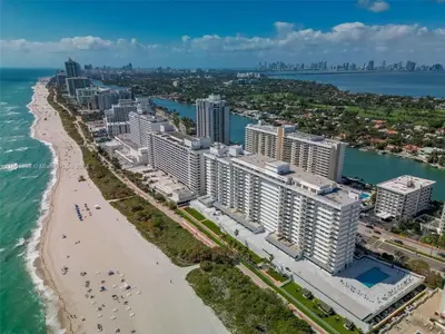 an aerial view of a beach and buildings at Miami apartamento sobre la playa con estacionamiento gratuito in Miami Beach