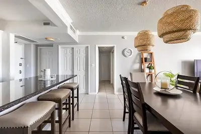 a kitchen with a dining room table and chairs at Miami apartamento sobre la playa con estacionamiento gratuito in Miami Beach