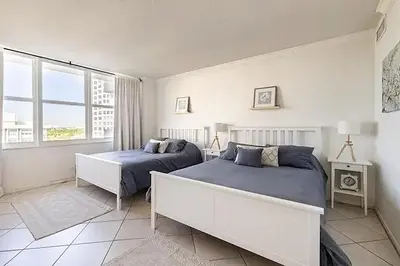 a bedroom with two beds and a large window at Miami apartamento sobre la playa con estacionamiento gratuito in Miami Beach