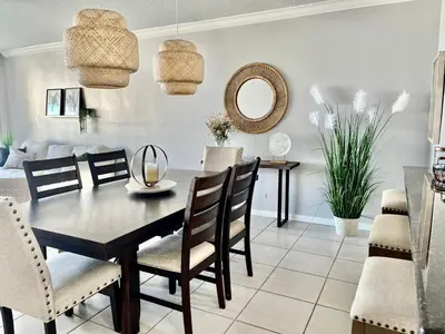 a dining room with a table and chairs at Miami apartamento sobre la playa con estacionamiento gratuito in Miami Beach