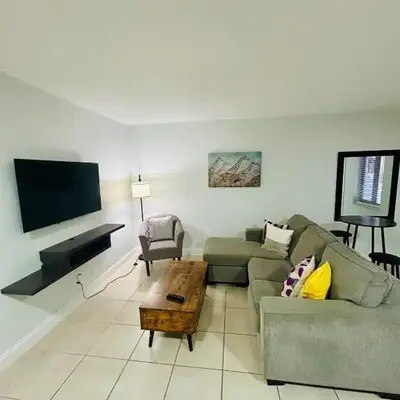 Apartment in Hollywood close to shops & beach 108