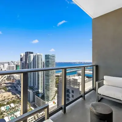 On The 49th Floor! Condo on Highest & Free Parking