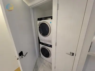 a washer and dryer in a small room at Alexander 611 in Miami Beach