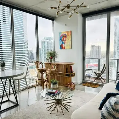 Art-filled Loft 180 Views