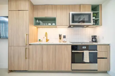 a kitchen with a microwave and a stove at Splendid 1 Bed - Amazing views in Miami