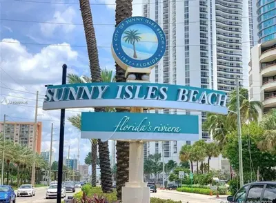 a sign for sunny isles beach in front of a building at Departamento sobre la Playa con vista a la Collins Ave in Sunny Isles Beach