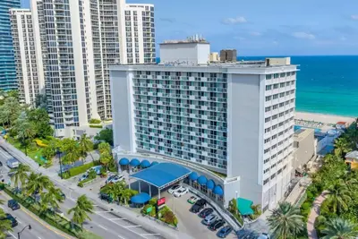 an aerial view of a hotel with the ocean at Departamento sobre la Playa con vista a la Collins Ave in Sunny Isles Beach