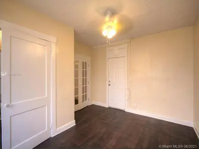 an empty room with a door and a ceiling at Apartamento a 5 minutos de Brickel no amubleado para estancias largas in Miami