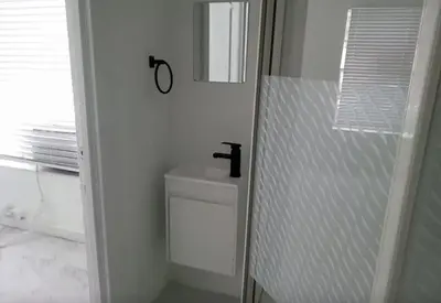 a white bathroom with a sink and a mirror at Apartamento a 5 minutos de Brickel no amubleado para estancias largas in Miami