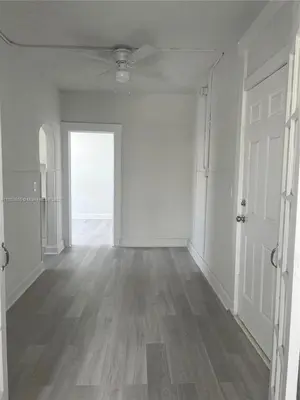 an empty room with white walls and wooden floors at Apartamento a 5 minutos de Brickel no amubleado para estancias largas in Miami