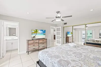 a large bedroom with a bed and a bathroom at Beach, Pool & Las Olas Getaway in Fort Lauderdale