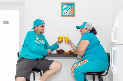 a man and woman sitting at a table with drinks at HavanaDolphinsluxury 2PPL TopLocation Parking Pets in Hollywood Ridge Farms