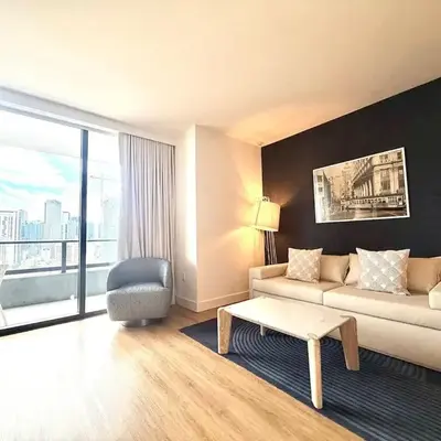 2 bedroom Stylish Condo Downtown Pool Gym spa