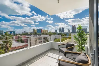 a balcony with two chairs and a view of the city at Apto 2Q Estiloso a 5min da Praia de South Beach in Miami Beach