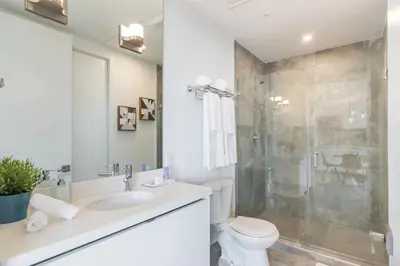 a bathroom with a shower and a toilet and a sink at Apto 2Q Estiloso a 5min da Praia de South Beach in Miami Beach