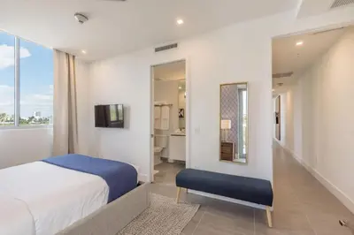 a bedroom with a bed and a view of a bathroom at Apto 2 Quartos a 5min da Praia de South Beach in Miami Beach