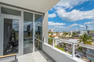 a balcony with a view of a city at 2BR Modernos South Beach | 5 min da praia in Miami Beach