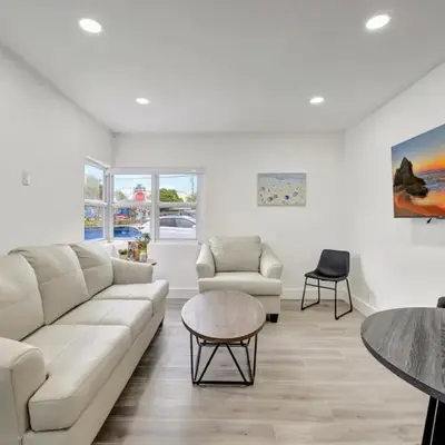 Banyan St 2BR 1BA off Las Olas Steps to Beach 1