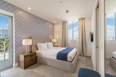 a bedroom with a bed and a balcony at 2Q Moderno em South Beach | Praia a 5 Min in Miami Beach