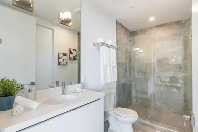 a bathroom with a toilet and a sink and a shower at 2Q Moderno em South Beach | Praia a 5 Min in Miami Beach