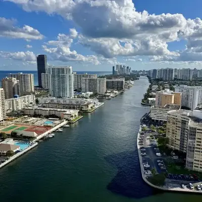 Hallandale Beach Apmt 1B1B with Beach Service & Pool Service
