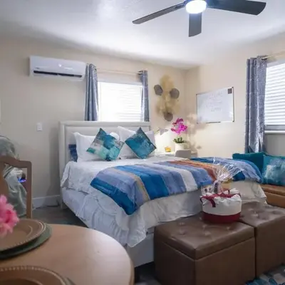 Hidden Gem Luxe 1 BEDROOM & Patio