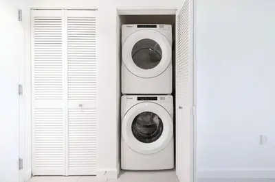 a washing machine and a dryer in a room at Beautiful and Stylish Condo Close The Doral Park in Miami