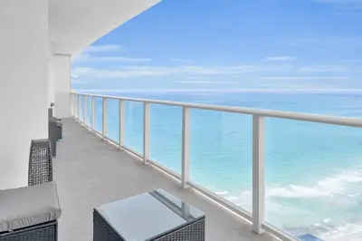 a balcony with a view of the ocean at Ventur Luxe Condo - Oceanview - Gym, Beach Access in Hollywood