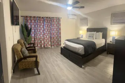 Gallery image of classic 4b2b FLL Home with heated pool in Fort Lauderdale