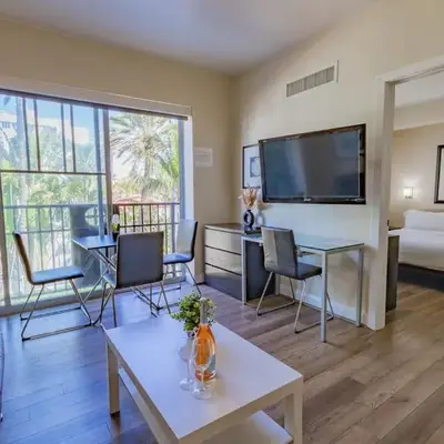 Beautiful 1 Bedroom with Rooftop Pool D203