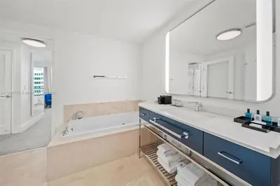 Gallery image of Fontainebleau New Reno 1BR Corner Unit Ocean & Bay in Miami Beach