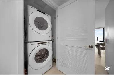 a laundry room with a washer and dryer at Modern Downtown Studio with city views in Miami