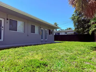 a house with a green lawn in front of it at Mimo Bungalows By Renzzi in Miami